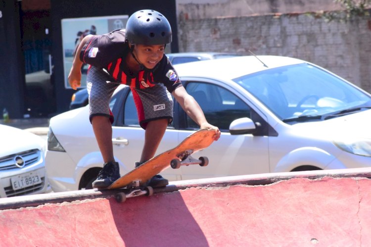 Poderes Legislativo e Executivo se reúnem com membros da Associação Escolinha de Skate de Bariri e se comprometem a atender as demandas da entidade