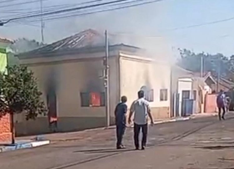 Filho mata a mãe idosa carbonizada após incendiar casa da família em Dourado
