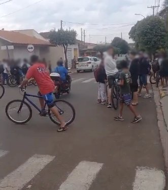 Briga generalizada em saída de escola mobiliza forças policiais em Bariri; adolescente de 15 anos é detido por lesão corporal