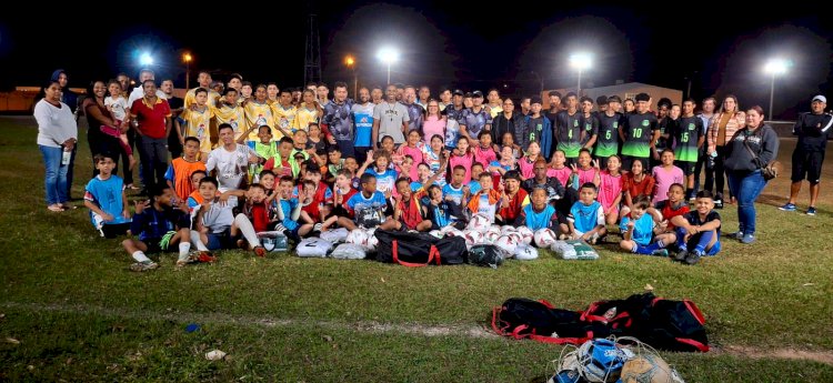 Alunos do Arrudão recebem Kit Esportivo da Deputada Maria Rosas