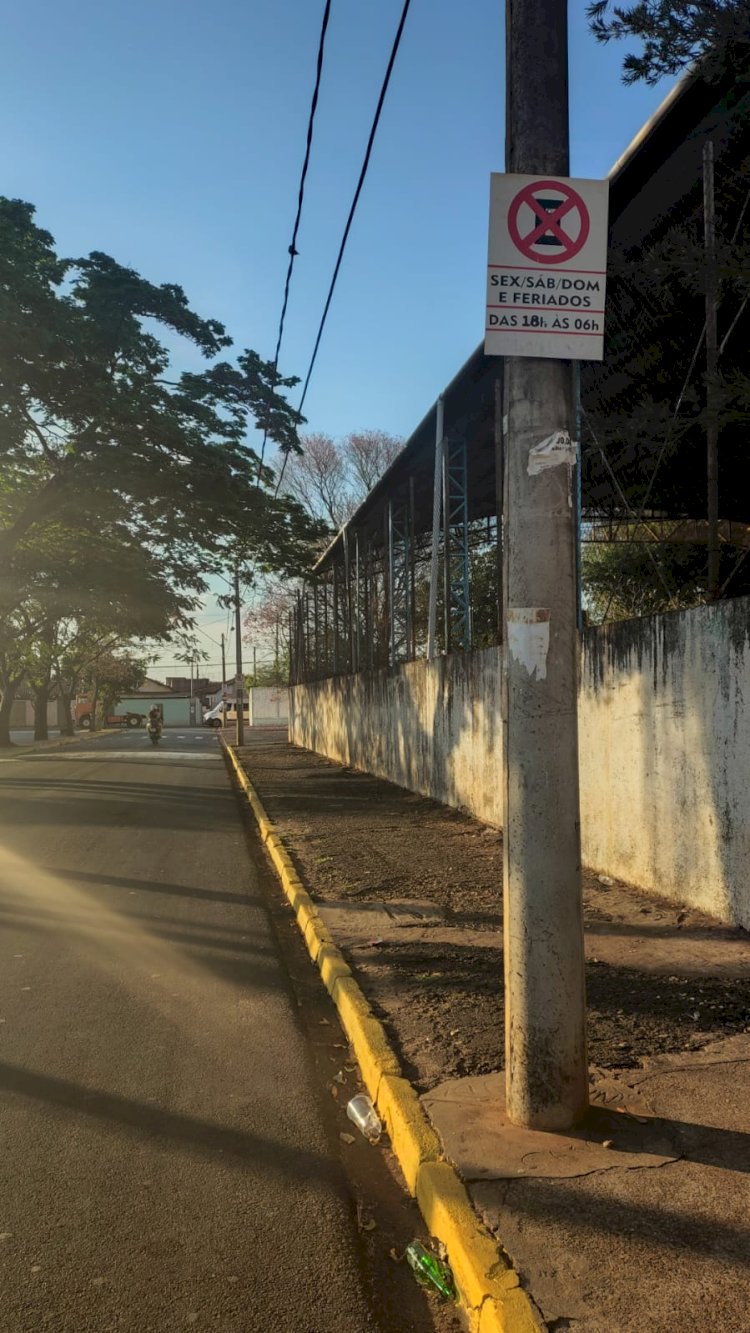 Setor de Trânsito altera sinalização de via próximo à escola Rosa Benatti após relatos de aglomeração e poluição sonora; PM teve viatura danificada em uma das intervenções