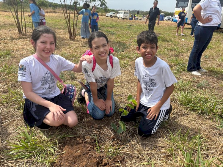 Dia do Rio Tietê: Alunos da Rede Municipal plantam 60 árvores e soltam oito mil alevinos no ancoradouro de Bariri