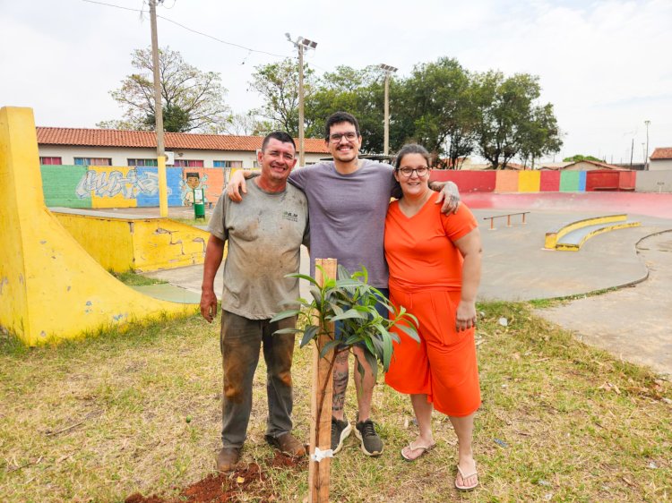 Voluntários plantam árvores na praça pública que sedia o projeto social Escolinha de Skate de Bariri