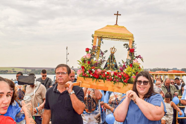 Boraceia recebe centenas de fiéis no dia de Nossa Senhora Aparecida em tradicional procissão sobre as águas do Tietê