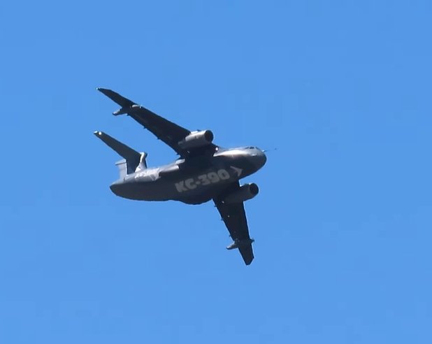 Testes da Força Aérea Brasileira em aeronave Embraer KC-390 passam pelo espaço aéreo de Bariri