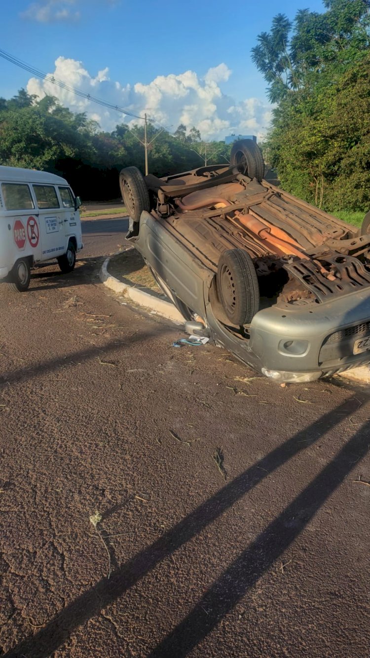 Uno capota ao ser atingido por outro carro em alta velocidade em Bariri