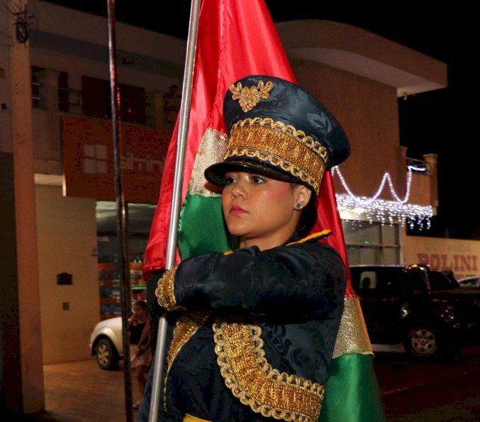 Banda Marcial brilha em desfile que marcou o “acender das luzes de Natal” em Bariri; evento reúne grande público mesmo com chuva