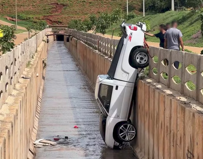 Carro desgovernado perde o freio, desce a rua sozinho e cai em córrego em Bauru