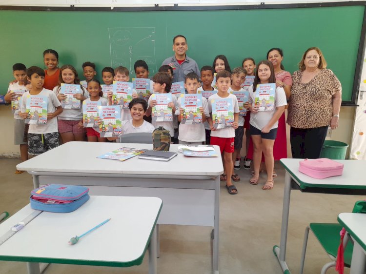 Bombeiro na Escola: Alunos da Emef Angela recebem capacitação em sala de aula
