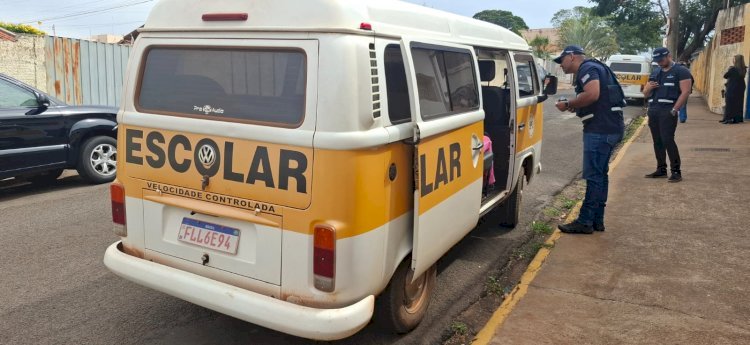 Fiscalização do Detran no transporte escolar autua um veículo irregular em Bariri