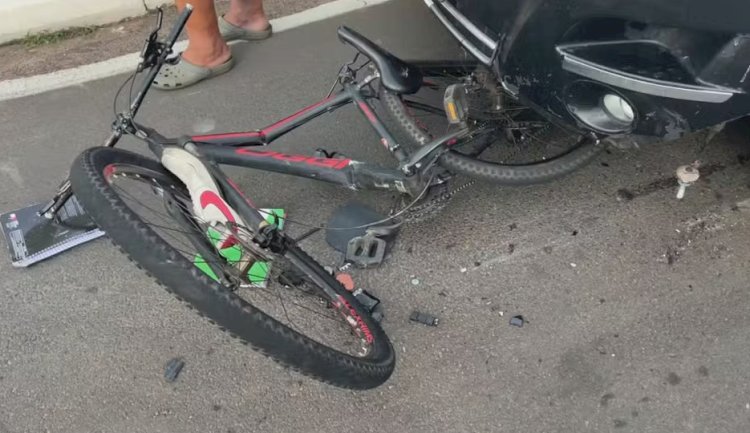 Adolescente é atropelado por van ao atravessar viaduto de bicicleta