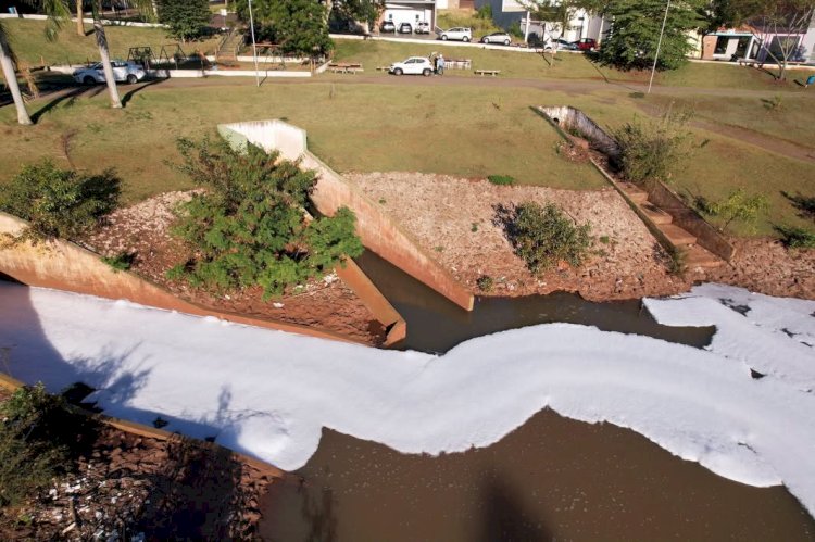 Lago do Silvério é tomado por espuma branca e peixes mortos em Jaú